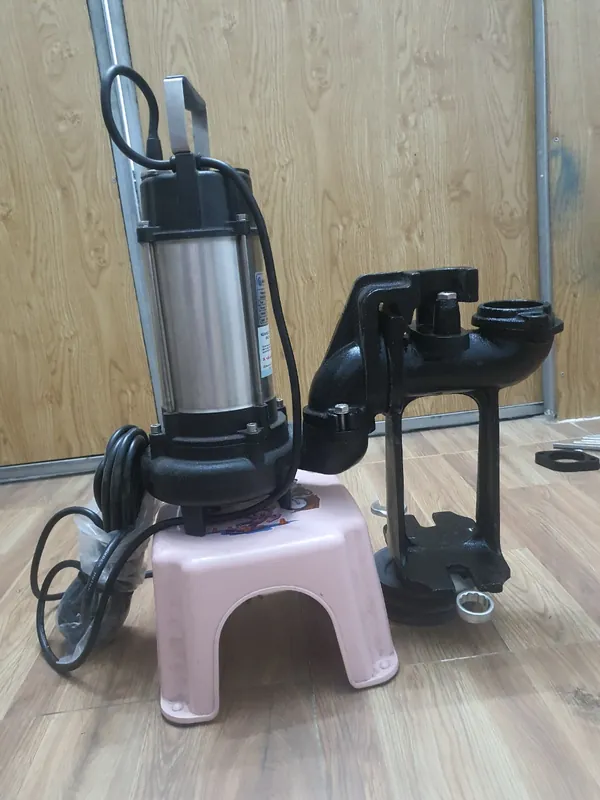 Bơm chìm nước thải thân gang đầu inox tại kho Trung Kiên
