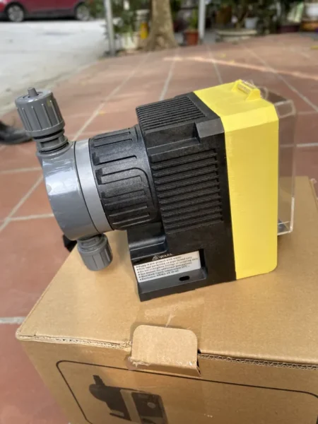 Bơm định lượng hóa chất chính hãng tại kho Trung Kiên